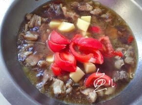 放入西红柿和土豆块