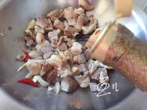 倒入老抽炒匀