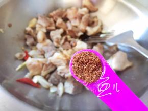 放入五香粉