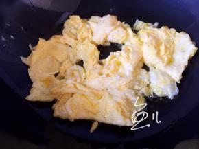 炒至鸡蛋液凝固成块，盛出