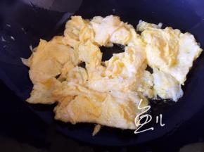 炒至鸡蛋液凝固成块，盛出