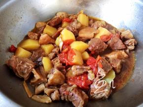 煮至土豆和牛腩软烂，收汁