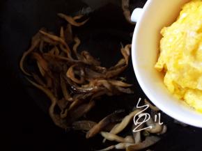 放入炒过的鸡蛋，翻炒均匀