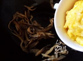 放入炒过的鸡蛋，翻炒均匀