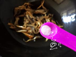 放入食盐炒匀