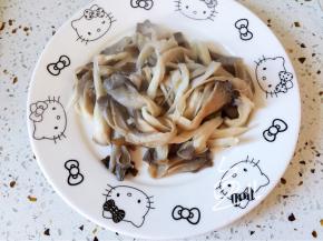 捞出平菇沥干水分