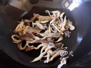 平菇放入油锅翻炒片刻
