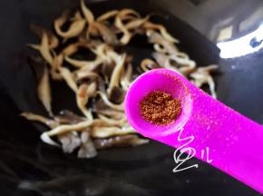 放入五香粉