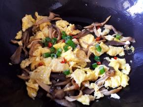 放入辣椒段和葱段