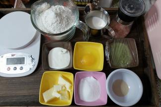 第一步要准备好全部的食材哟，称量好备用。