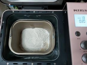 除黄油、抹茶粉外的全部食材放入面包机桶内，（液体材料先入哟）面包机直接设置一次IMAX程序，没有这个选项的面包机可以设置和面程序20分钟。