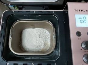 除黄油、抹茶粉外的全部食材放入面包机桶内，（液体材料先入哟）面包机直接设置一次IMAX程序，没有这个选项的面包机可以设置和面程序20分钟。