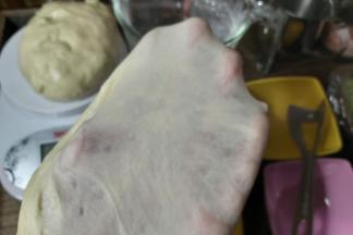 当第二次IMAX程序到15分钟左右的时候，暂停程序，取出揉好的面团扯出的膜够结实有韧性，不容易破，面团就可以了，然后均分成两份。