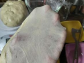 当第二次IMAX程序到15分钟左右的时候，暂停程序，取出揉好的面团扯出的膜够结实有韧性，不容易破，面团就可以了，然后均分成两份。