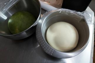 面团发至约两倍大后发酵完成。（用一根手指沾少许面粉插一个洞，孔洞周围没有回缩，面团就是发酵完成了）