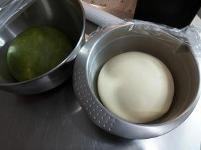 面团发至约两倍大后发酵完成。（用一根手指沾少许面粉插一个洞，孔洞周围没有回缩，面团就是发酵完成了）