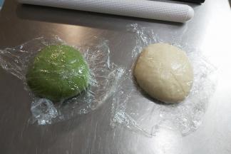 把发酵好的面团轻压排气，盖上保鲜膜静置松弛20分钟。