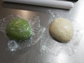 把发酵好的面团轻压排气，盖上保鲜膜静置松弛20分钟。