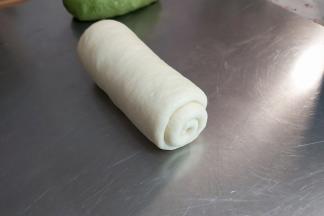 翻面，从上而下卷起来。