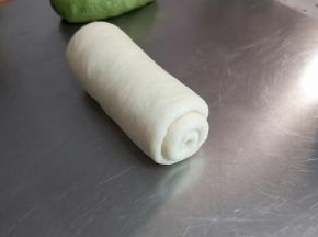 翻面，从上而下卷起来。