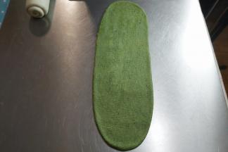 抹茶的面团也一样擀长，翻面，从上而下卷起来。