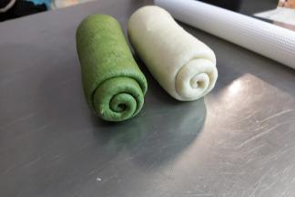 两块面团再次盖好，松弛10分钟。