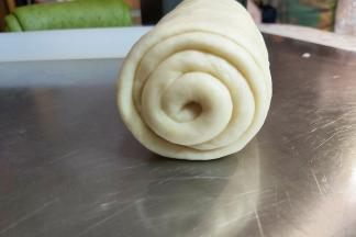 翻面，从上往下卷起来，捏紧收口处。