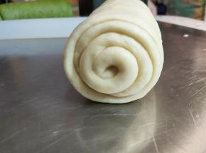 翻面，从上往下卷起来，捏紧收口处。