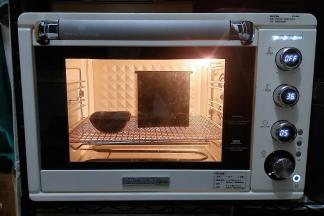 把抹茶的面团同法卷好后一起放入吐司盒内，放入烤箱进行二次发酵，烤箱内准备一碗热水。