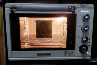 把吐司盒子放入预热好的烤箱内，中下层烘烤35分钟左右。（温度时间仅供参考，每个烤箱都不同）