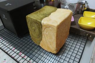 烘烤结束后，立即取出，震一下模具，然后放在晾架上晾至手温后密封保存。