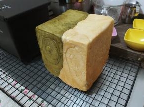 烘烤结束后，立即取出，震一下模具，然后放在晾架上晾至手温后密封保存。