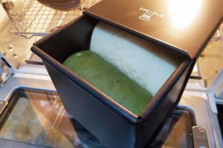 发酵至八分满后取出，开始上下火160度预热烤箱。