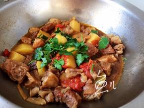 放入香菜段炒匀出锅