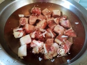 牛腩放入凉水锅中焯水去血沫