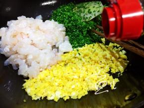 韭菜鸡蛋鱼肉中放入生抽