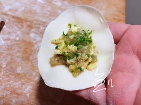 面皮放上馅料