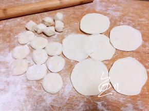 面团搓长条揪剂子，压扁，擀成中间厚边缘薄的面皮