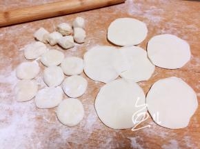 面团搓长条揪剂子，压扁，擀成中间厚边缘薄的面皮