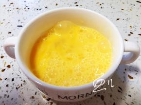 鸡蛋打散，搅打均匀