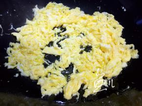 鸡蛋凝固成块，熄火，用铲子将鸡蛋铲碎