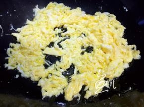 鸡蛋凝固成块，熄火，用铲子将鸡蛋铲碎