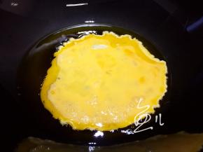 油锅1成热放入鸡蛋液