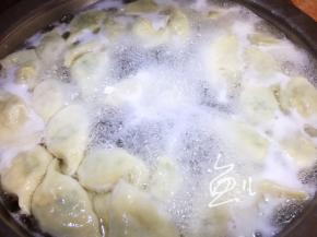 水开后下饺子煮熟（开盖煮皮，盖盖煮馅）