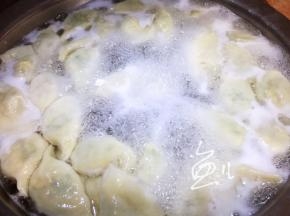 水开后下饺子煮熟（开盖煮皮，盖盖煮馅）