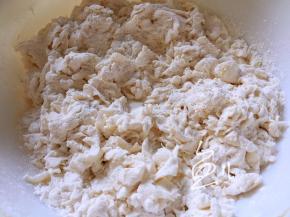 面粉中加入水，搅拌成棉絮状