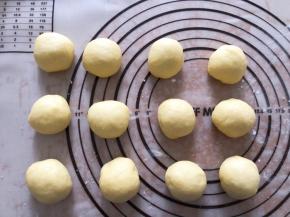 分成均等的12等份，盖上保鲜膜松弛15分钟