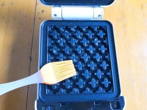 轻食机预热两分钟，刷上食用油，