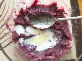 压成泥放入炼乳和牛奶搅拌均匀