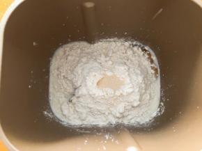 黄油以上全部材料放入面包机中，揉成团